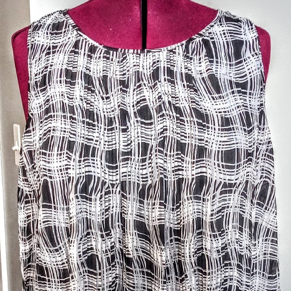 Liz Claiborne Black & White Pleated Sleeveless Top